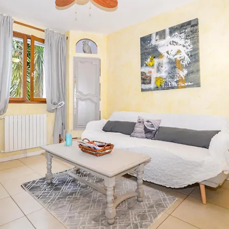 Сasa de vacaciones 2 Bedroom Lovely In *